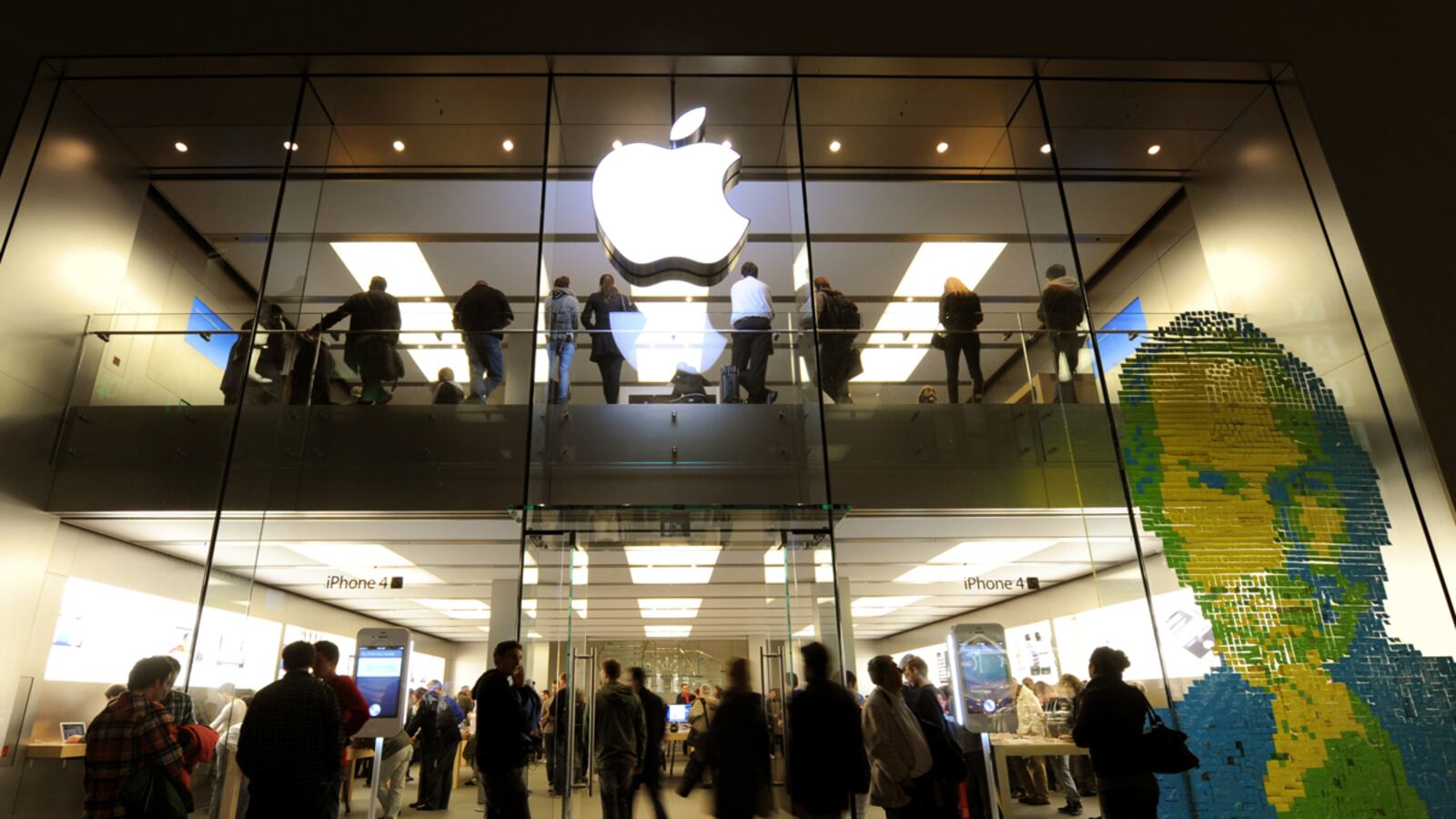 cheats/2011/10/18/apple-to-close-stores-for-jobs-memorial/apple-store-closes-steve-jobs-memorial-cs_fjs0px