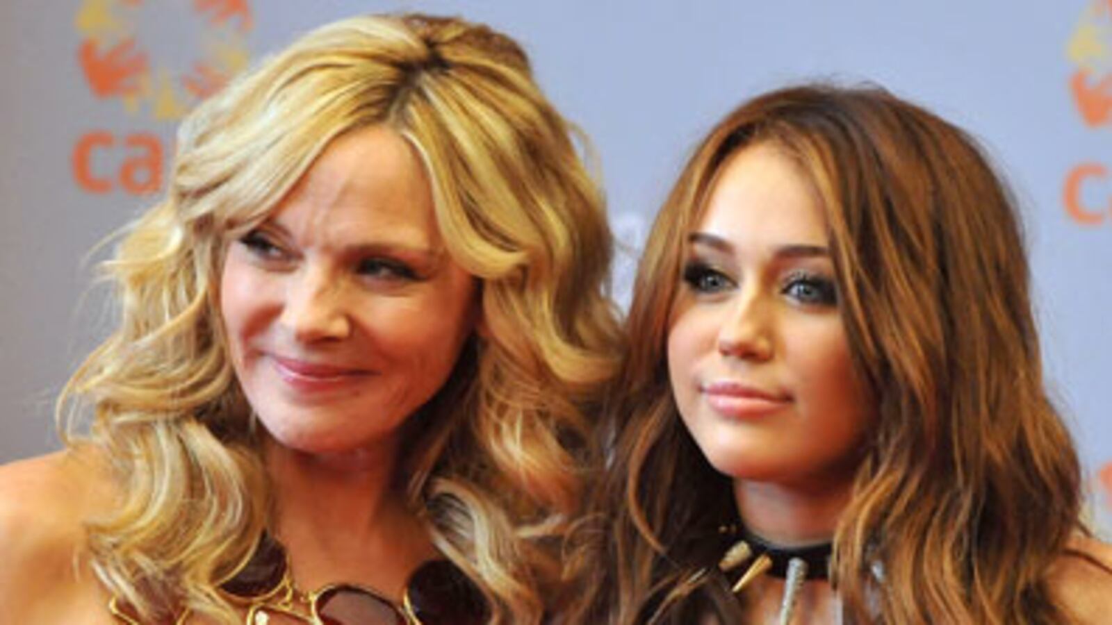 cheats/2009/10/17/miley-sex-and-the-city/miley-cyrus-2_xgjo4p