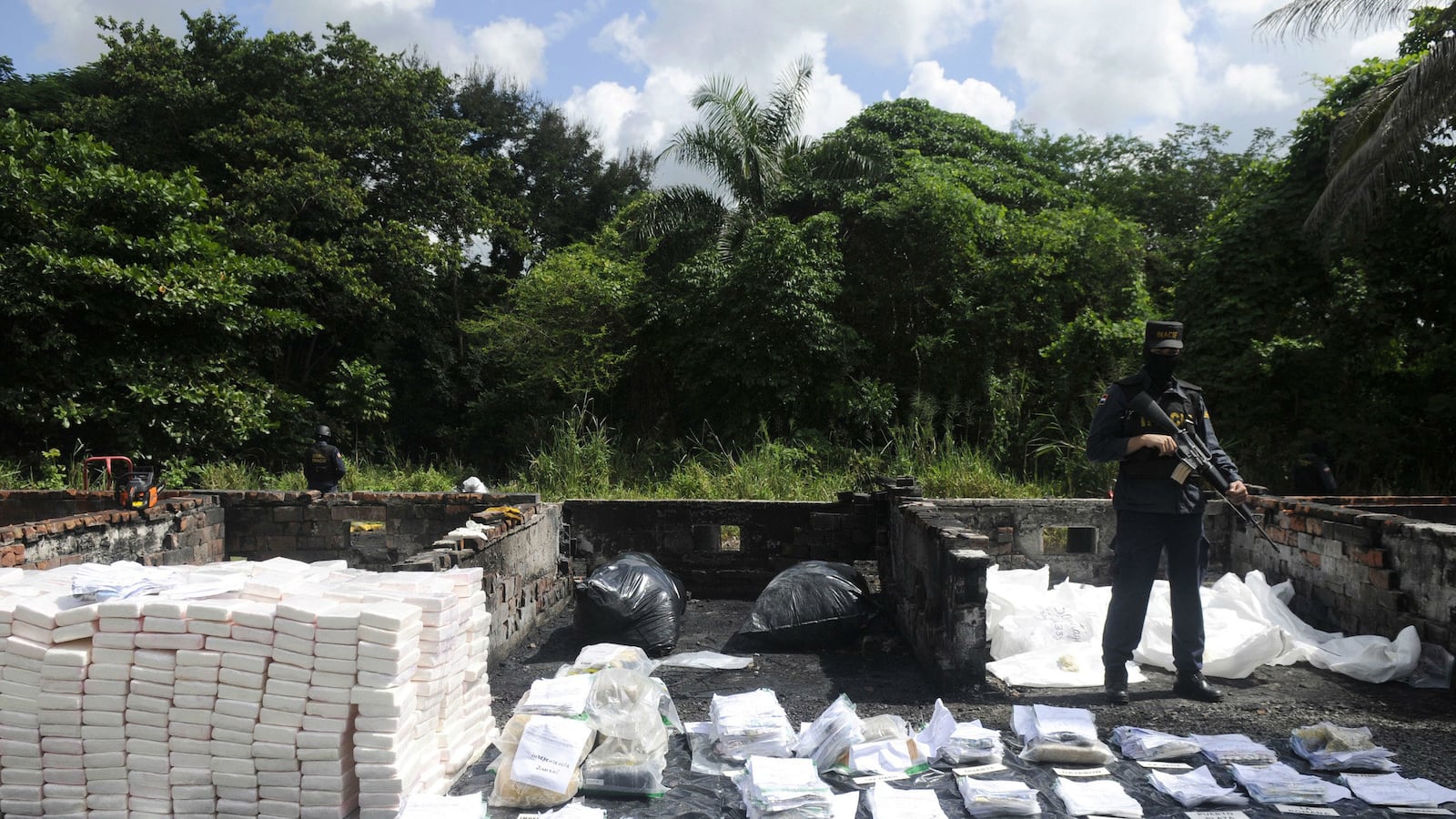 cheats/2015/01/14/one-ton-of-cocaine-missing-in-dominican/150114-DR-cocaine-arrests-cheat_xqquyb