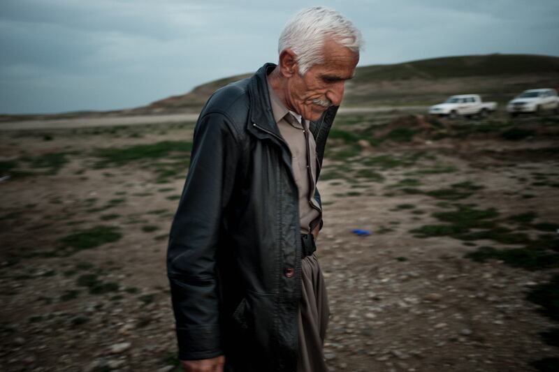 galleries/2015/03/19/uncovering-isis-s-mass-graves/150318-sayman-graves8_iurp0p