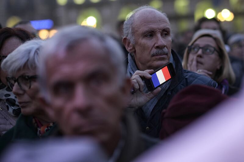 galleries/2015/11/14/city-in-mourning-paris-reacts-to-the-aftermath-of-terror-photos/151114-world-mourns-paris-06_i50c8c