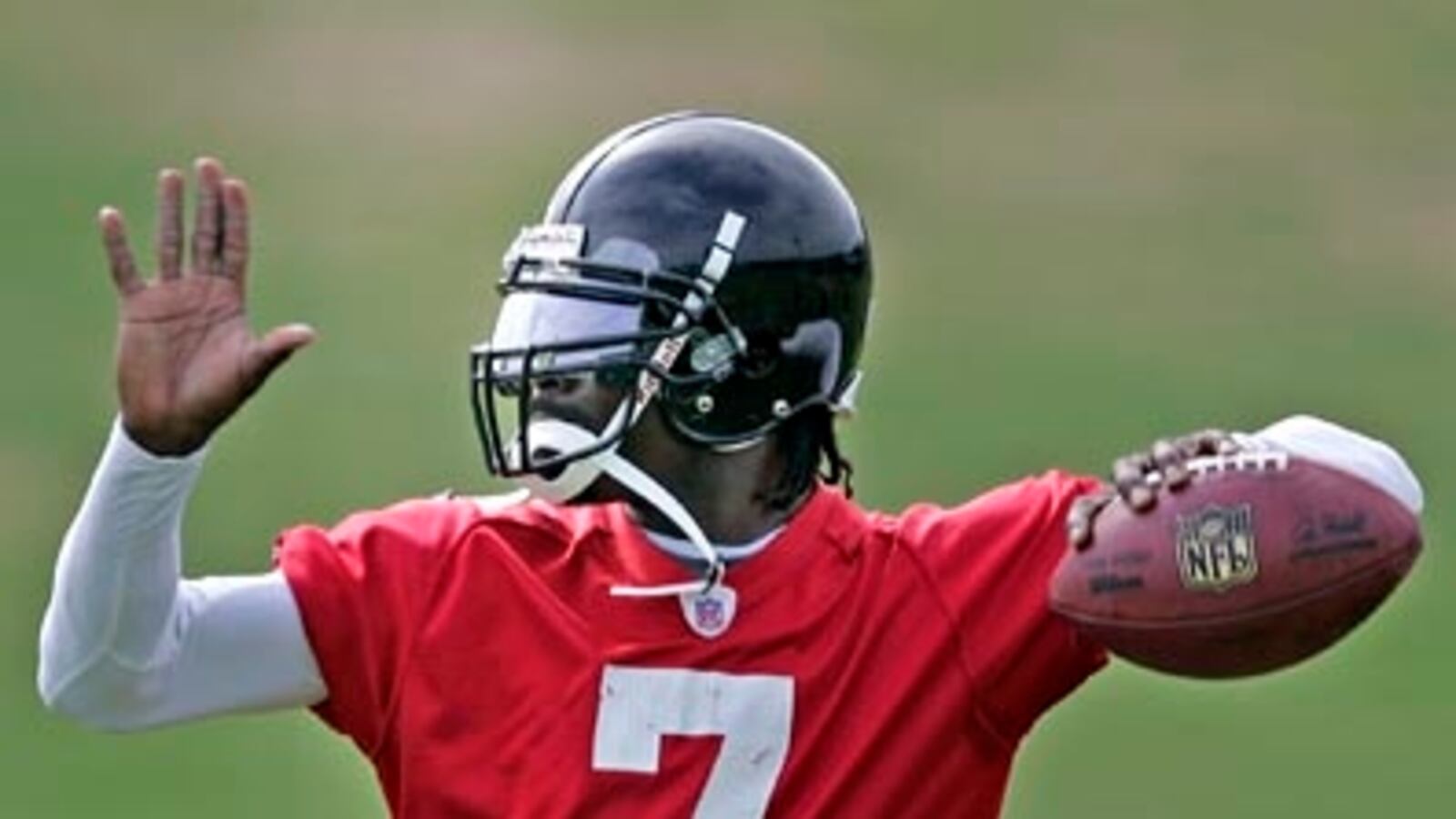 cheats/2011/08/29/michael-vick-signs-100m-deal/michael-vick-footbal_adcgba