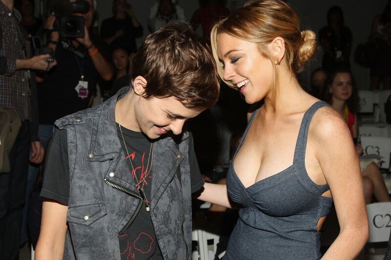 galleries/2011/11/18/stars-caught-looking-george-clooney-justin-bieber-and-more-photos/samantha-ronson-lindsay-lohan-stars-caught-looking_ew2vsh