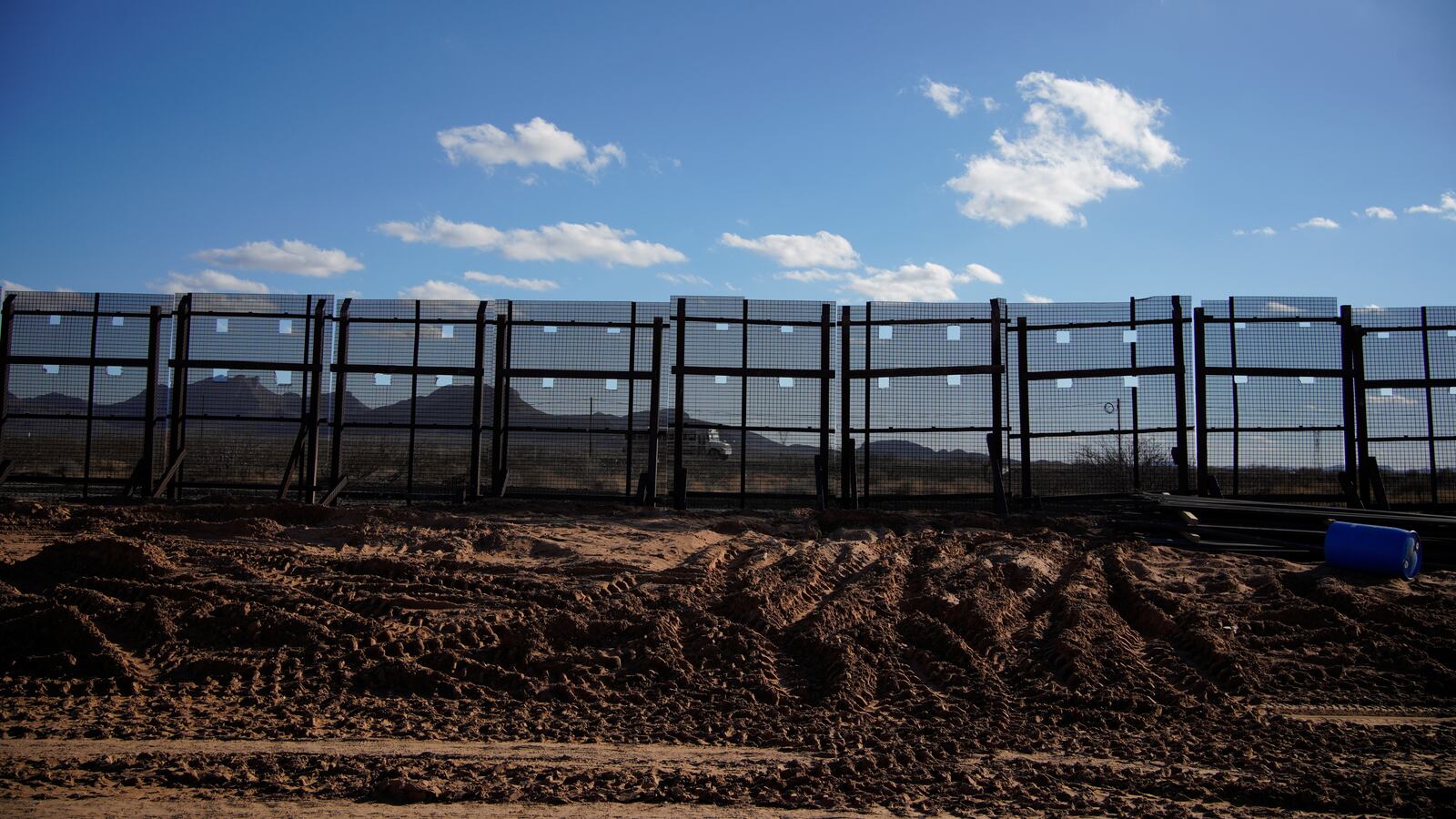 2021-01-23T023137Z_2039520578_RC2EDL9NPXJE_RTRMADP_3_USA-IMMIGRATION-WALL_tluhlb