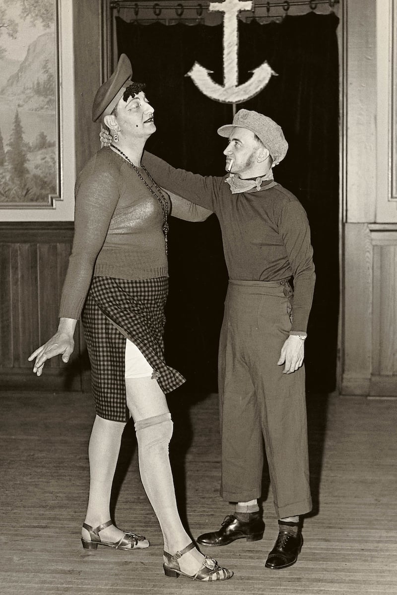 galleries/2014/05/31/vintage-photos-of-gay-pride-and-love-from-1900-1960/140529-invisibles-2_su9rxk