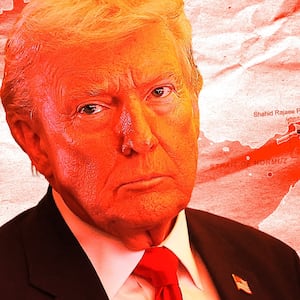 Donald Trump in front of a map of the Strait of Hormuz.