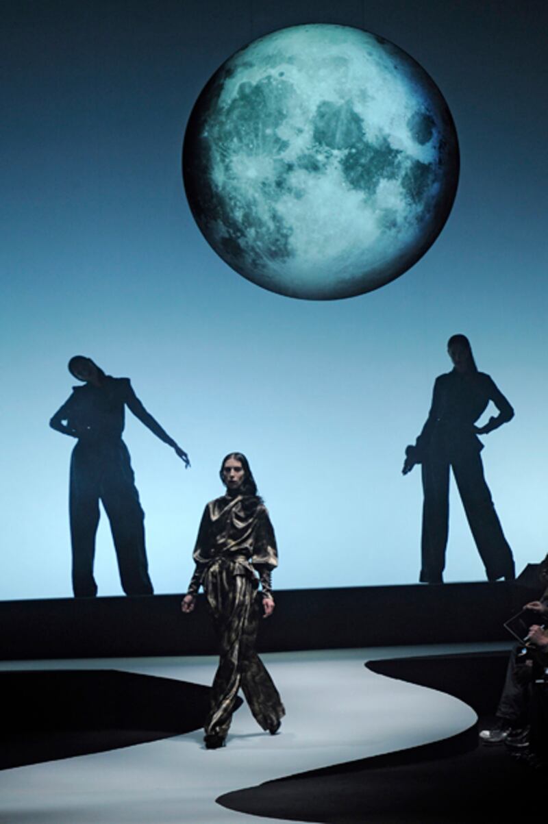 galleries/2012/03/07/louis-vuitton-alexander-mcqueen-and-more-paris-fashion-week-fall-winter-2012-photos/paris-fashion-wrap-viktor-rolf_b4bdzv