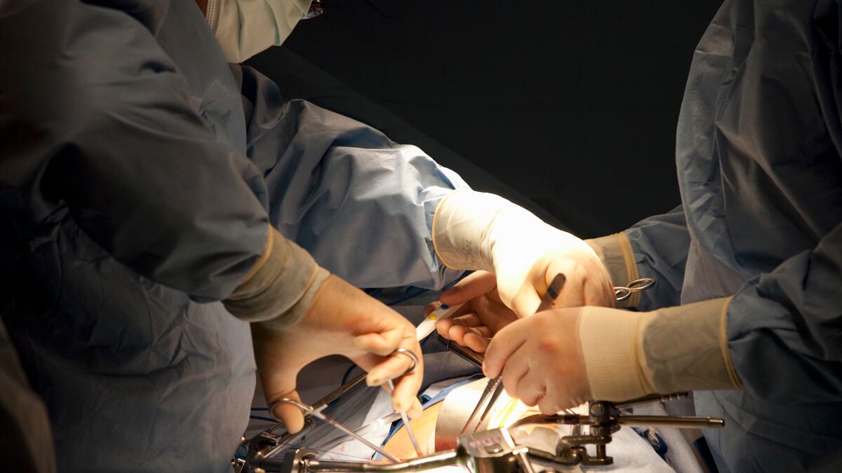 articles/2012/05/02/facebook-s-organ-donor-option-sounds-good-but-should-we-be-paranoid-about-privacy/organ-donation-facebook-sepkowitz-tease_sxtixj