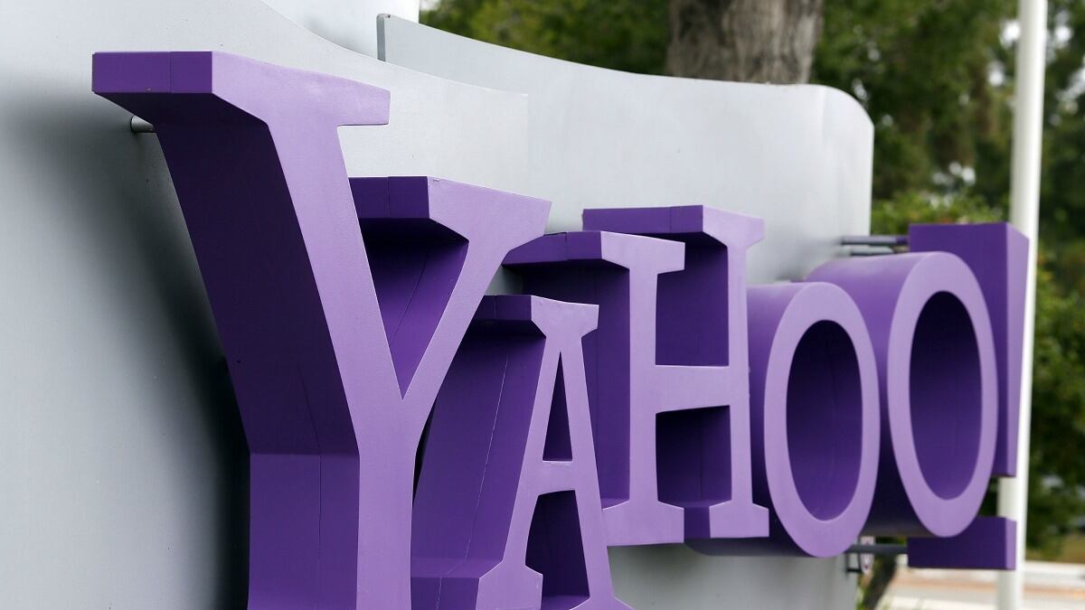 cheats/2013/02/22/yahoo-bans-working-remotely/yahoo-office-cheat_nsngq2