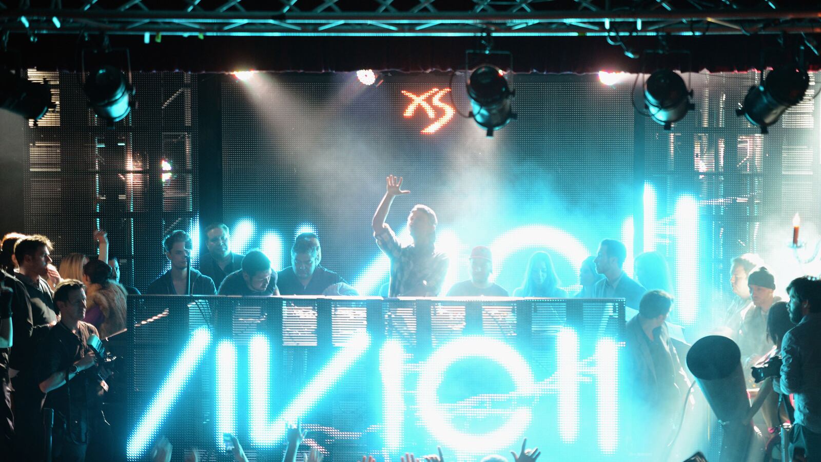 cheats/2014/06/25/38-hospitalized-at-boston-avicii-concert/140625-avicii-cheat_ro985s