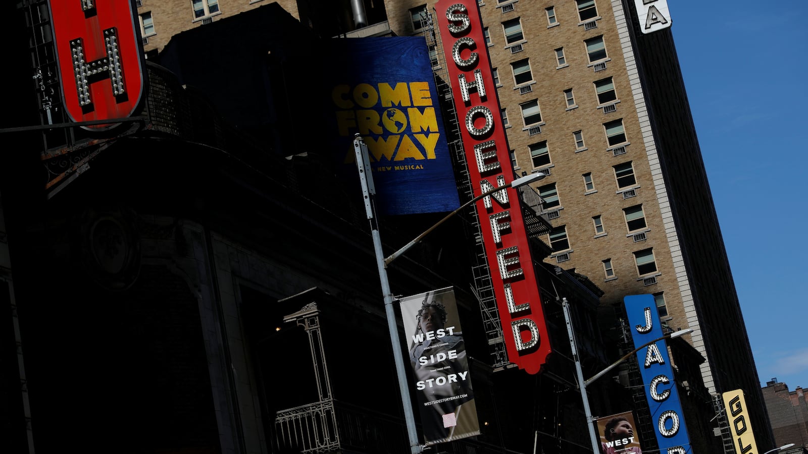 2020-05-15T000000Z_1113446744_RC23PG9USZK2_RTRMADP_3_HEALTH-CORONAVIRUS-BROADWAY_aoozlb