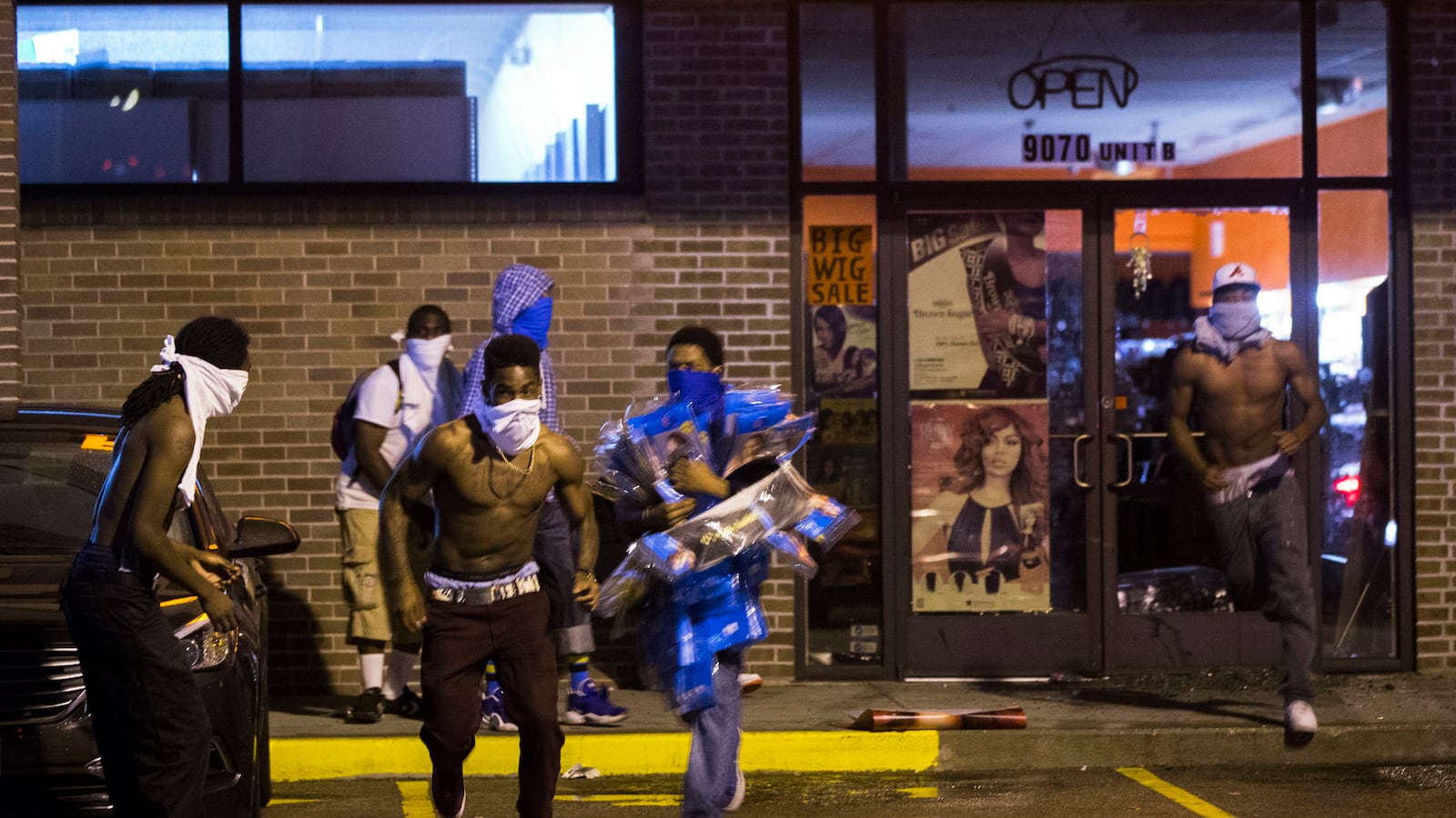 articles/2014/08/16/looters-break-calm-in-ferguson/140816-glawe-ferguson-tease_yhyd1k
