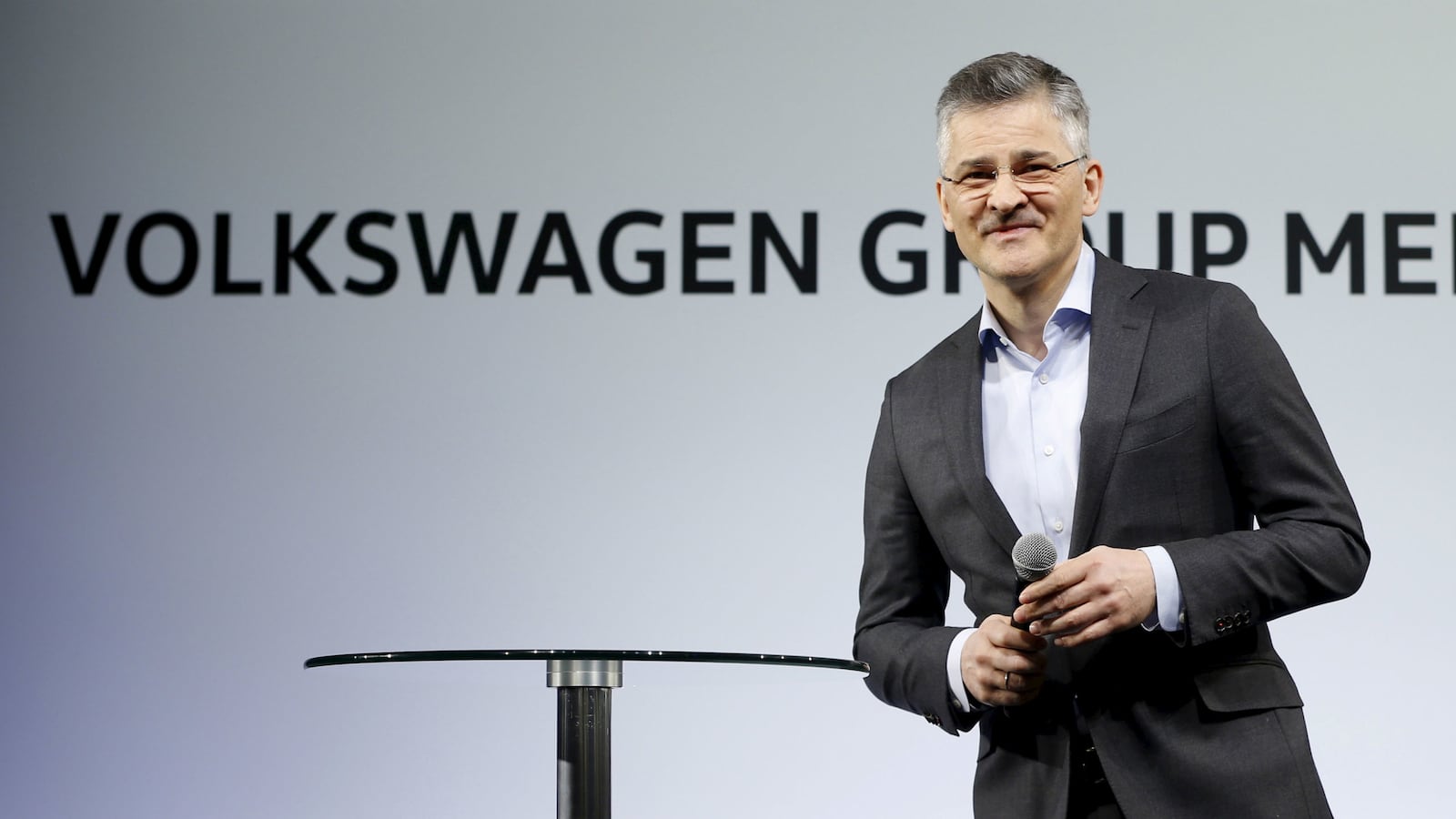 cheats/2016/03/09/volkswagen-s-u-s-chief-leaves-company0/160310-michael-horn-volkswagen-cheat_rwdny0