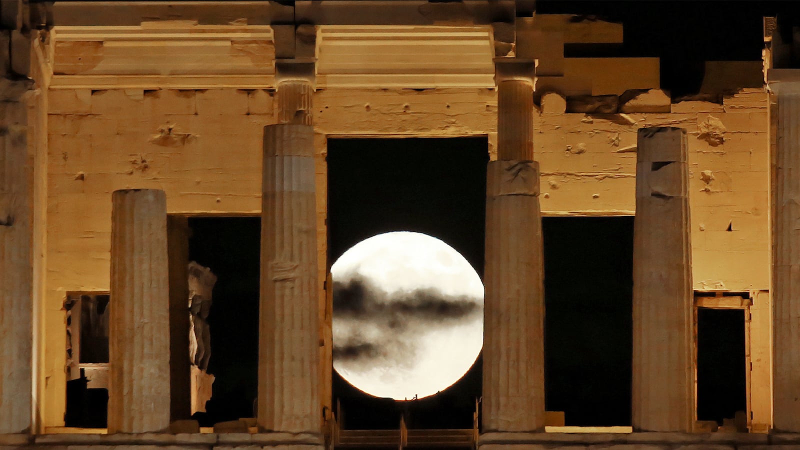 galleries/2016/11/14/striking-photos-of-the-supermoon/161114-Super-Moon-tease_ok4x3d