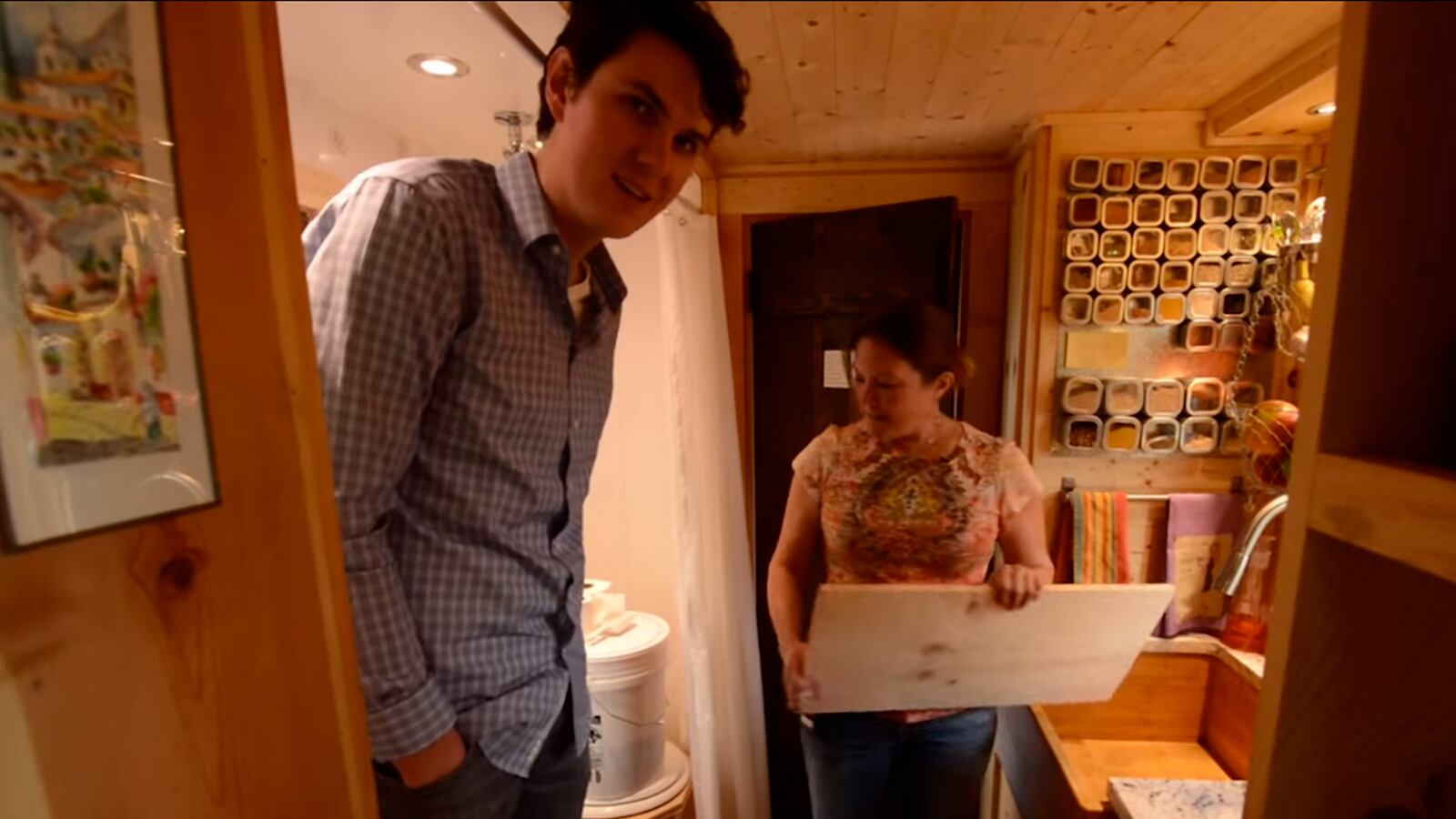 articles/2015/01/06/life-in-a-tiny-house/150106-buzzfeed-tinyhouse-tease_f34gxw