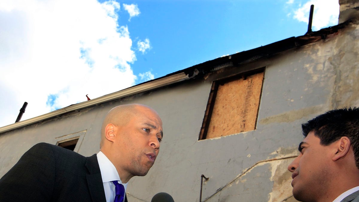 cheats/2012/04/14/cory-booker-fixes-traffic-light/booker-fire-rescue-topbox_occdvl