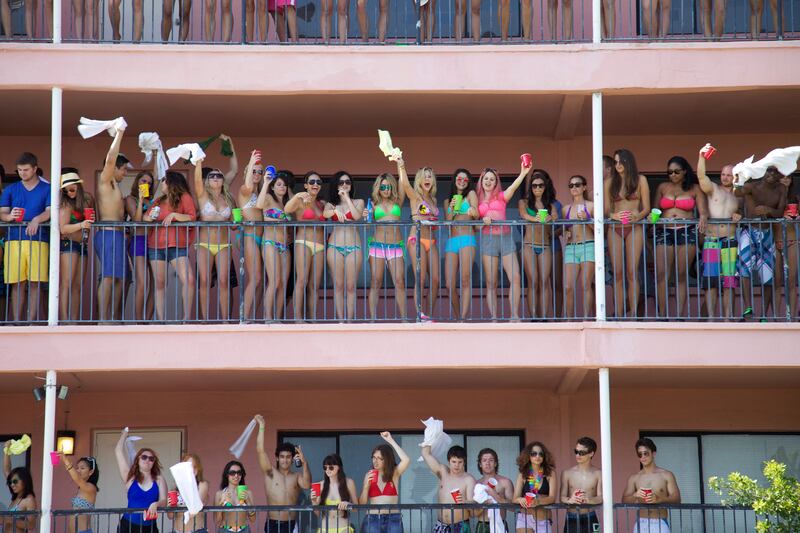 galleries/2013/03/19/behind-the-neon-bikinis-in-spring-breakers-photos/130319-spring-breakers1_ivkulu