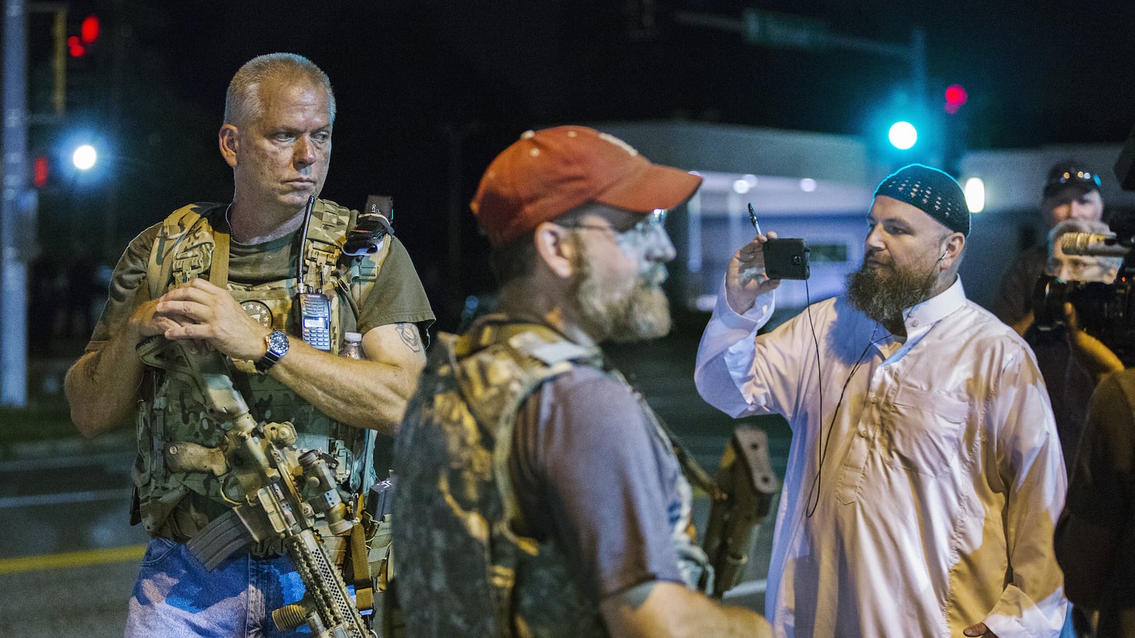 articles/2015/08/11/cops-knew-militia-was-coming-to-ferguson/150811-glawe-oath-keeper-tease_cbzcpv