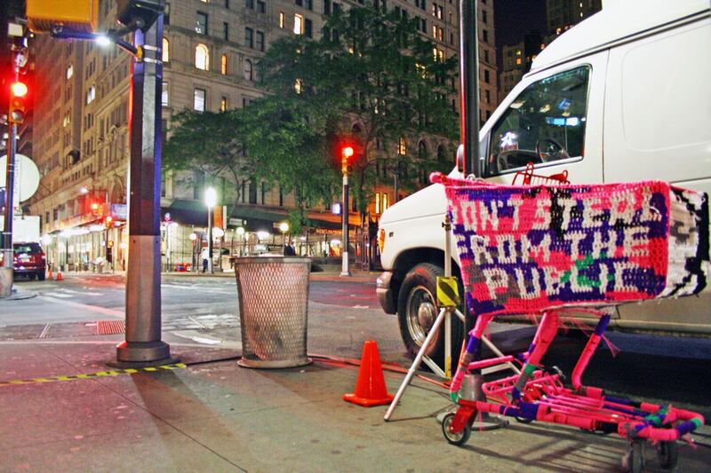 galleries/2011/08/12/olek-crochets-new-art/olek-shopping-cart-2_mzu6jv