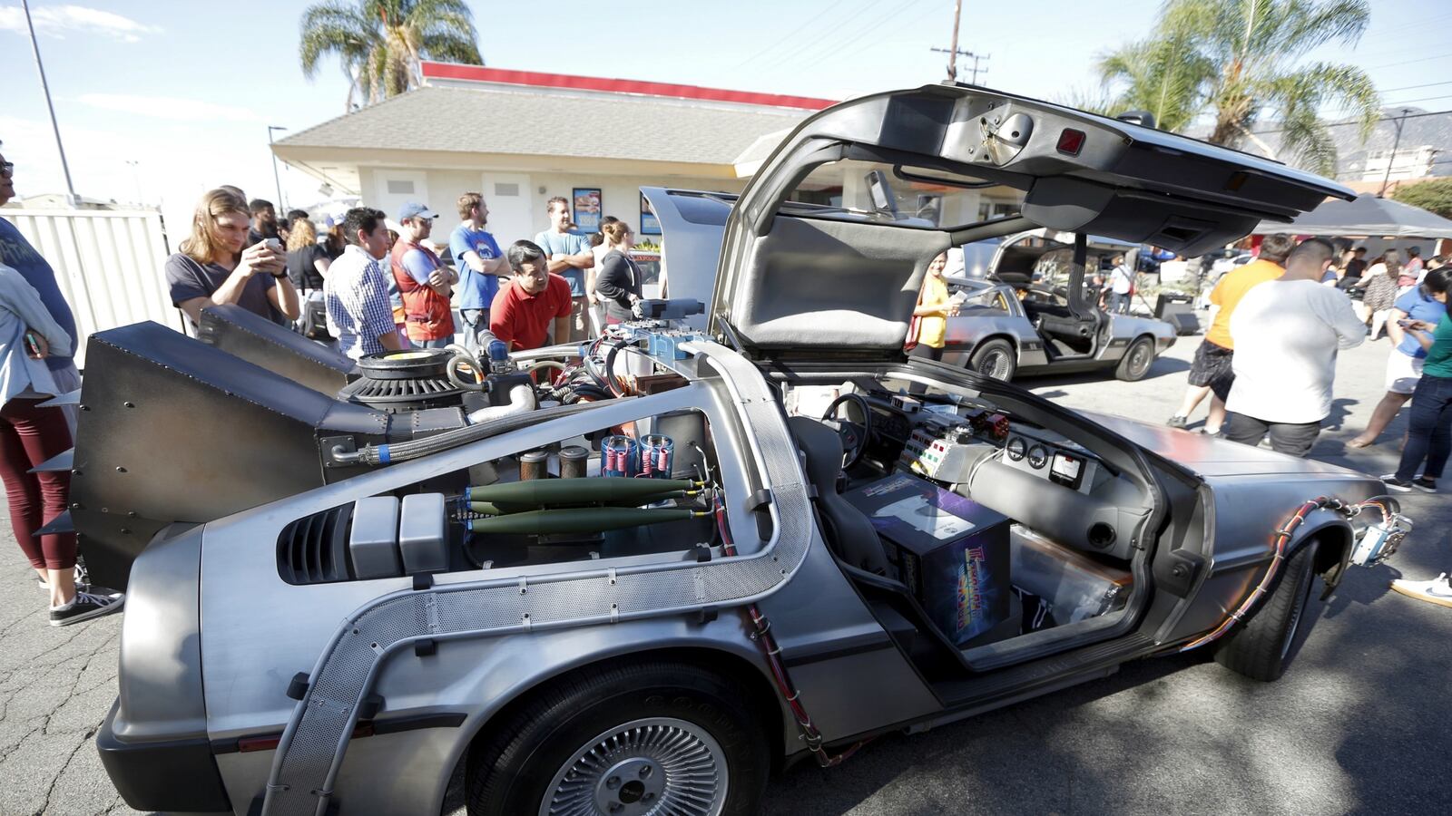 cheats/2016/01/27/deloreans-being-manufactured-again/160127-delorean-cheat_mm5m1a