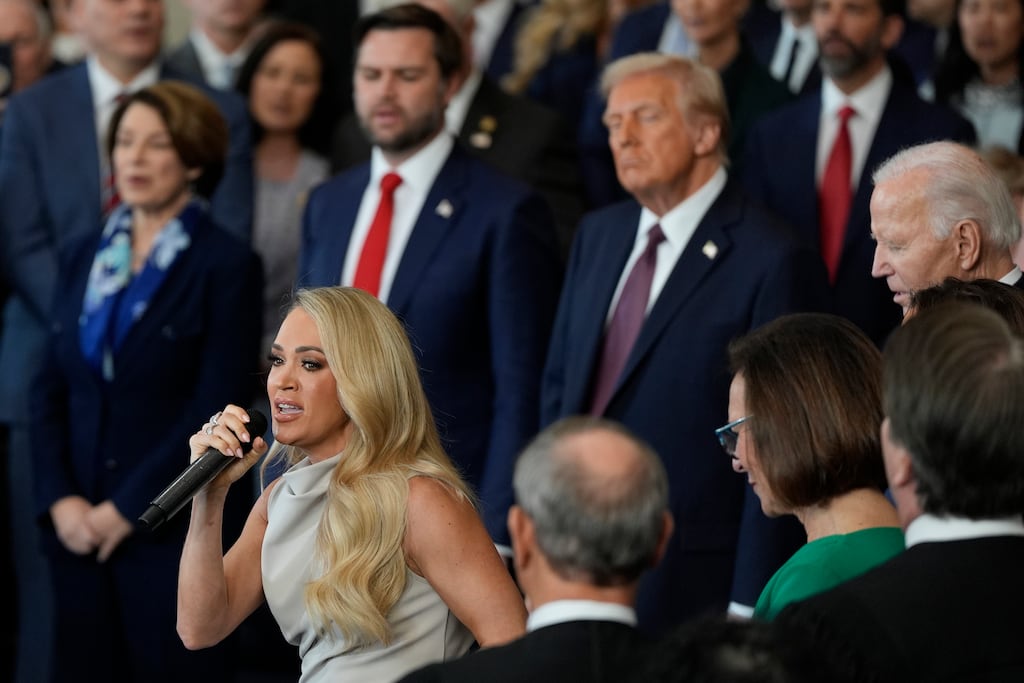 MAGA ‘American Idol’ Judge Carrie Underwood Claps Back at Booing Audience