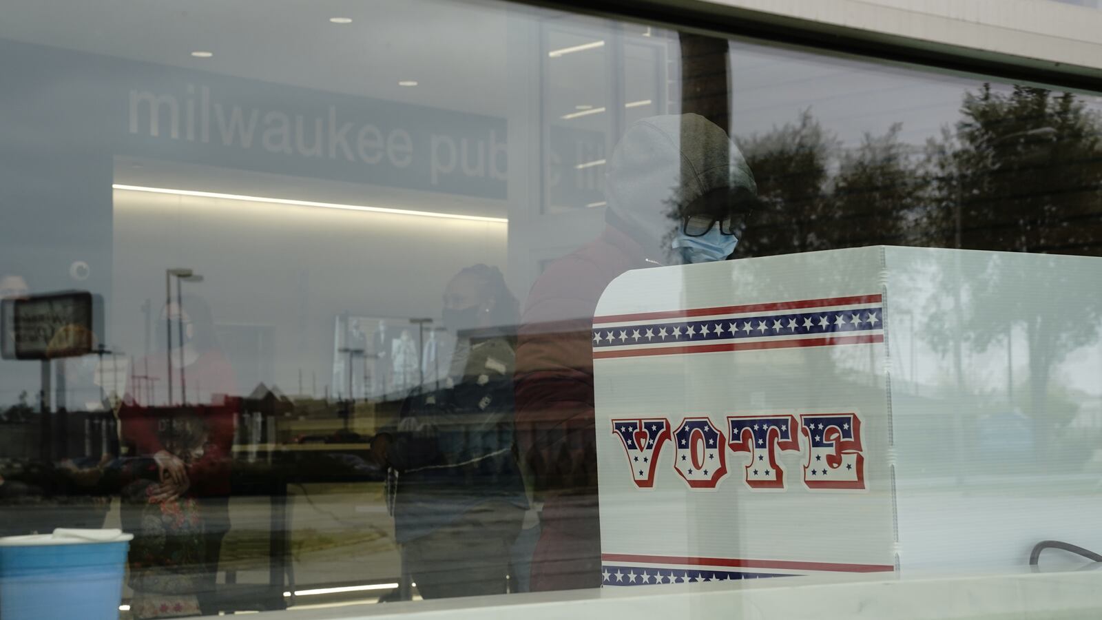 2020-10-20T200959Z_1181887650_RC2KMJ93NFWR_RTRMADP_3_USA-ELECTION_ijm8zi