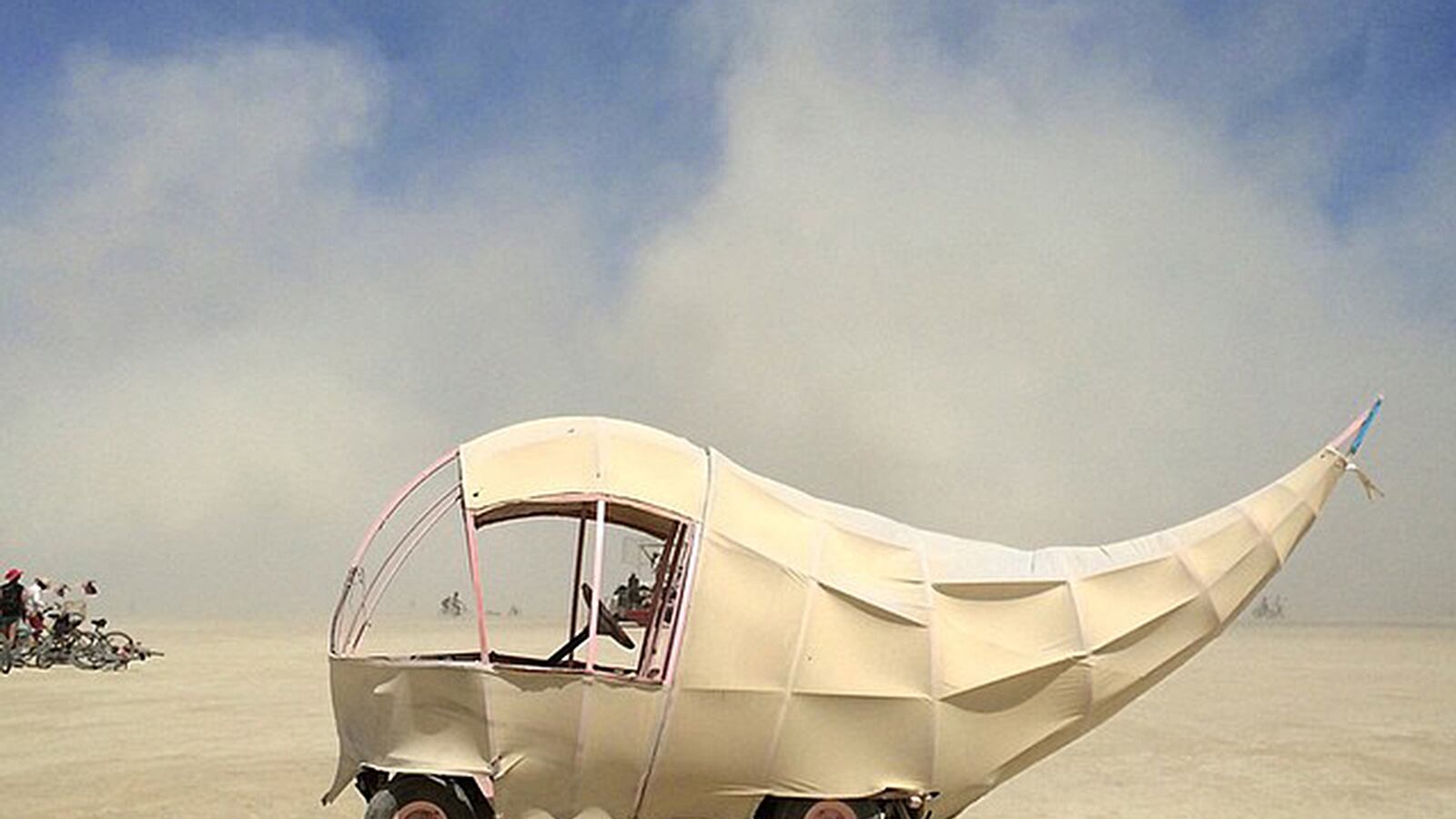 articles/2015/05/23/a-conqueror-of-the-useless-takes-on-social-media/150522-instagrammer-tease1_i7s1a2