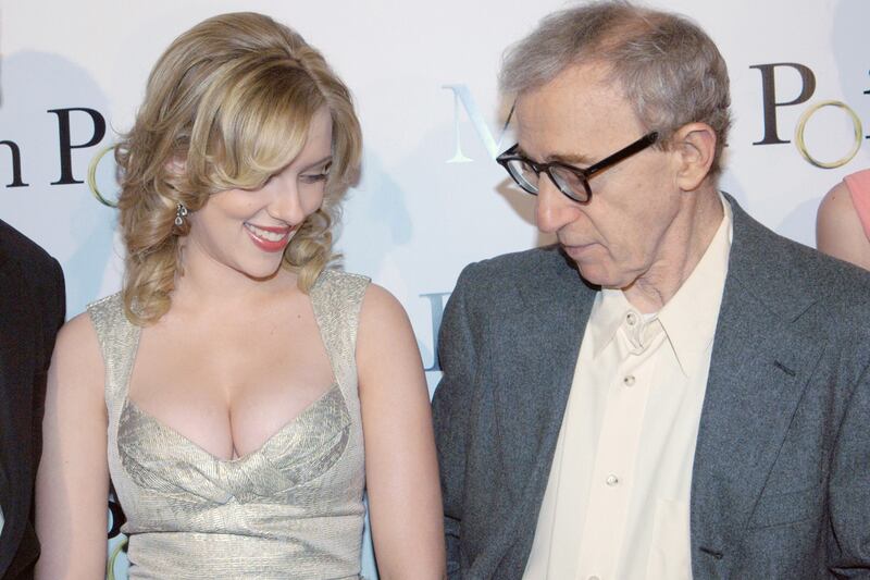 galleries/2011/11/18/stars-caught-looking-george-clooney-justin-bieber-and-more-photos/woody-allen-scarlett-johansson-stars-caught-looking_gd9j8o