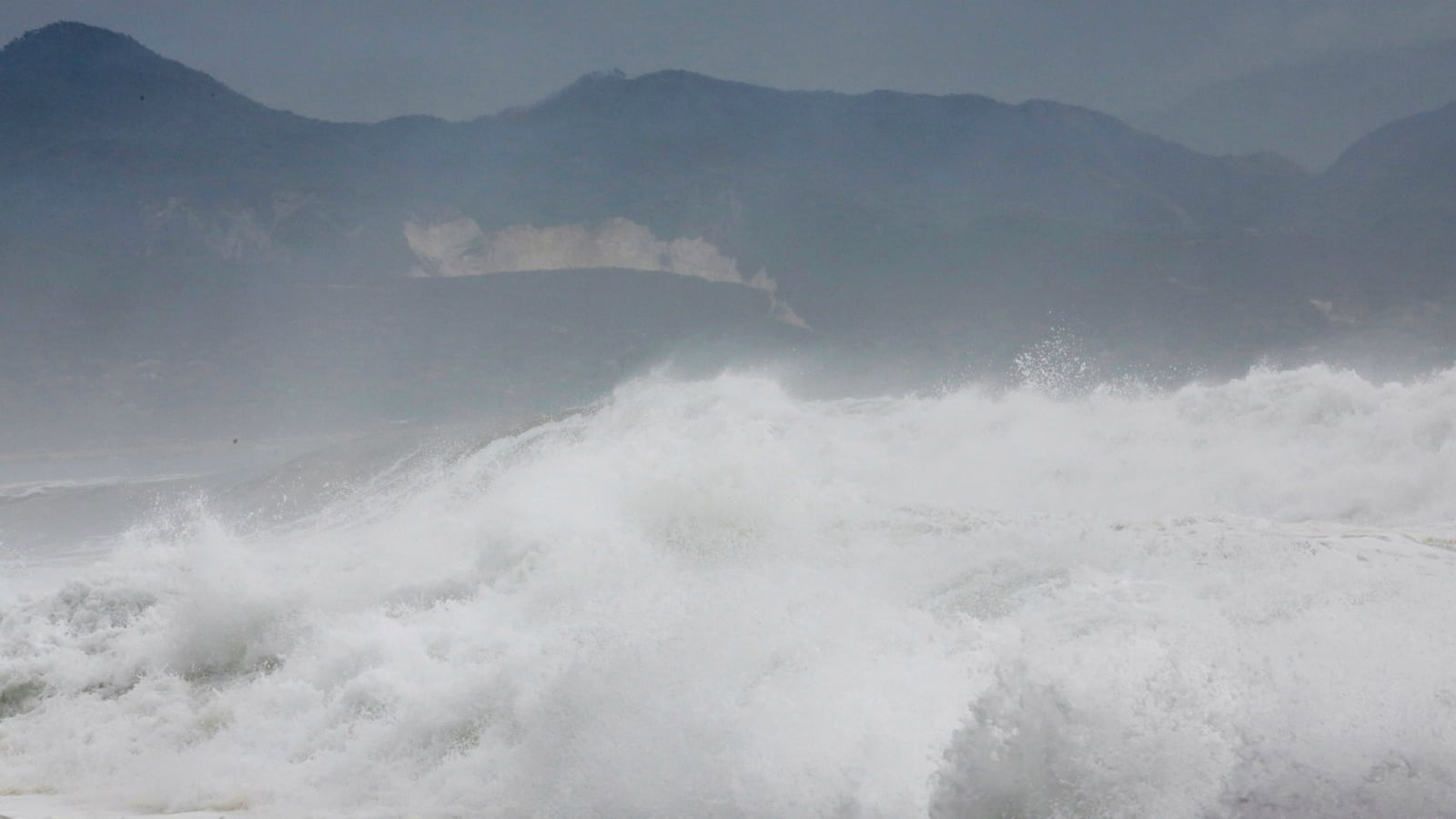 cheats/2016/10/03/life-threatening-floods-expected-as-jamaicans-brace-for-hurricane-matthew/161002-hurricane-matthew-approaches-cheat_uarhfv