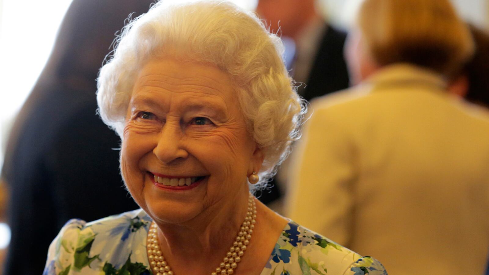 cheats/2016/05/11/elizabeth-ii-chinese-envoys-very-rude/160511-queen-elizabeth-cheat_zbmxvh
