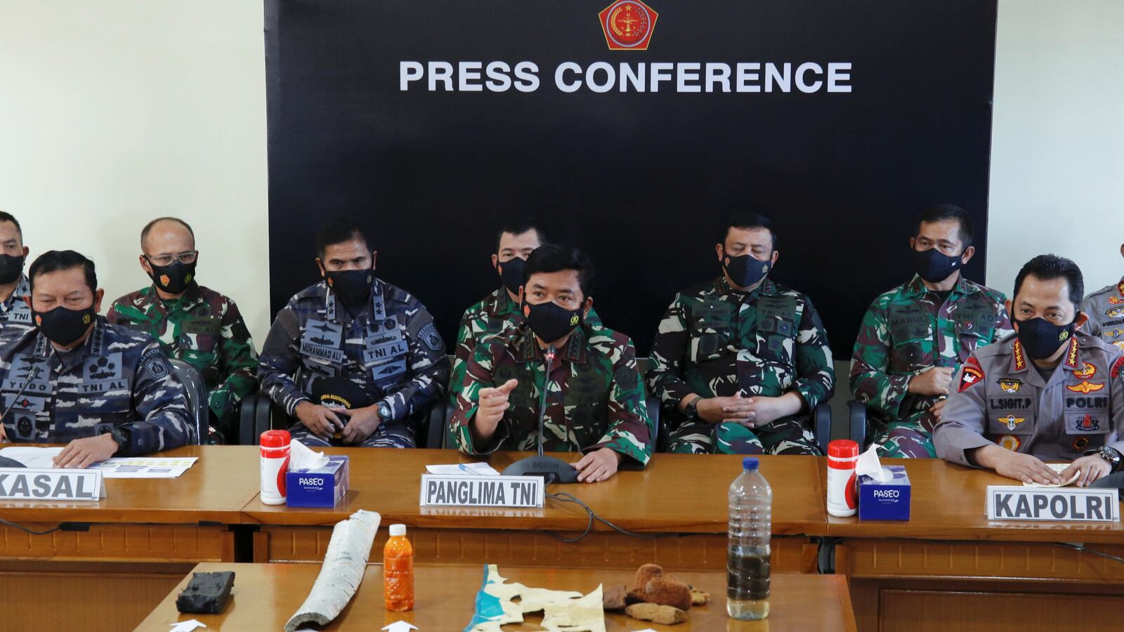 2021-04-24T111650Z_1496366479_RC2B2N9YS0TH_RTRMADP_3_INDONESIA-SUBMARINE_pgawdt