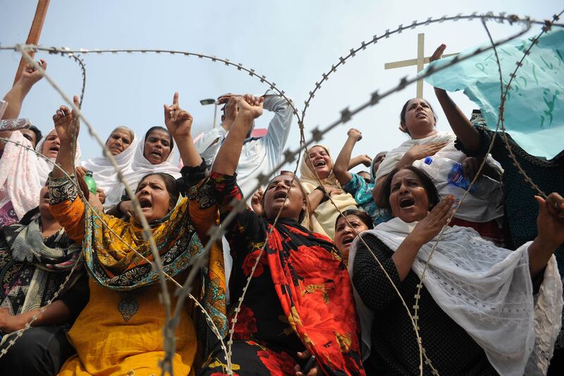 galleries/2013/09/23/pakistani-church-bombing-kills-dozens-photos/gal-pakistani-church-2_su466z