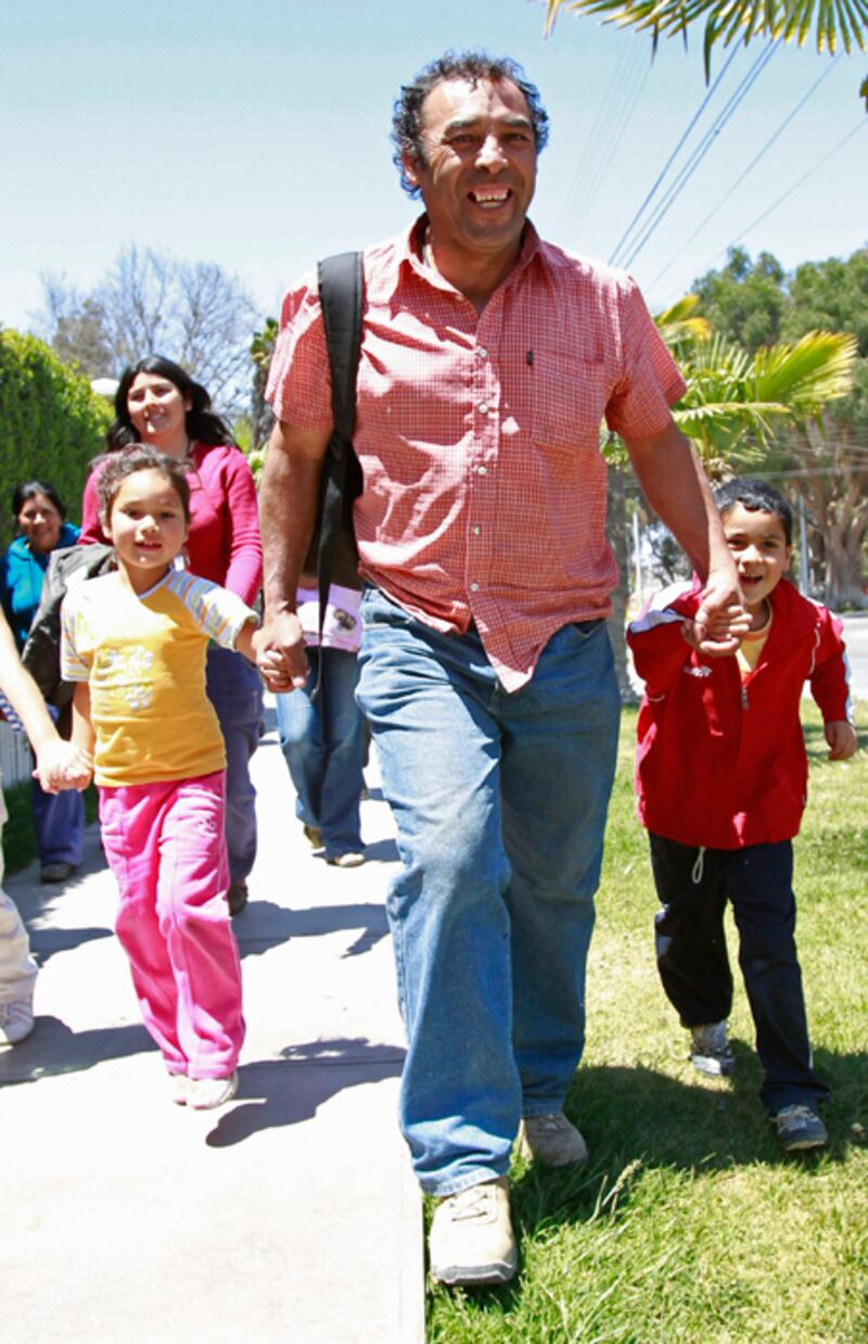 galleries/2010/10/13/chilean-miners-rescue-photos/chilean-miners-4_gxqd51