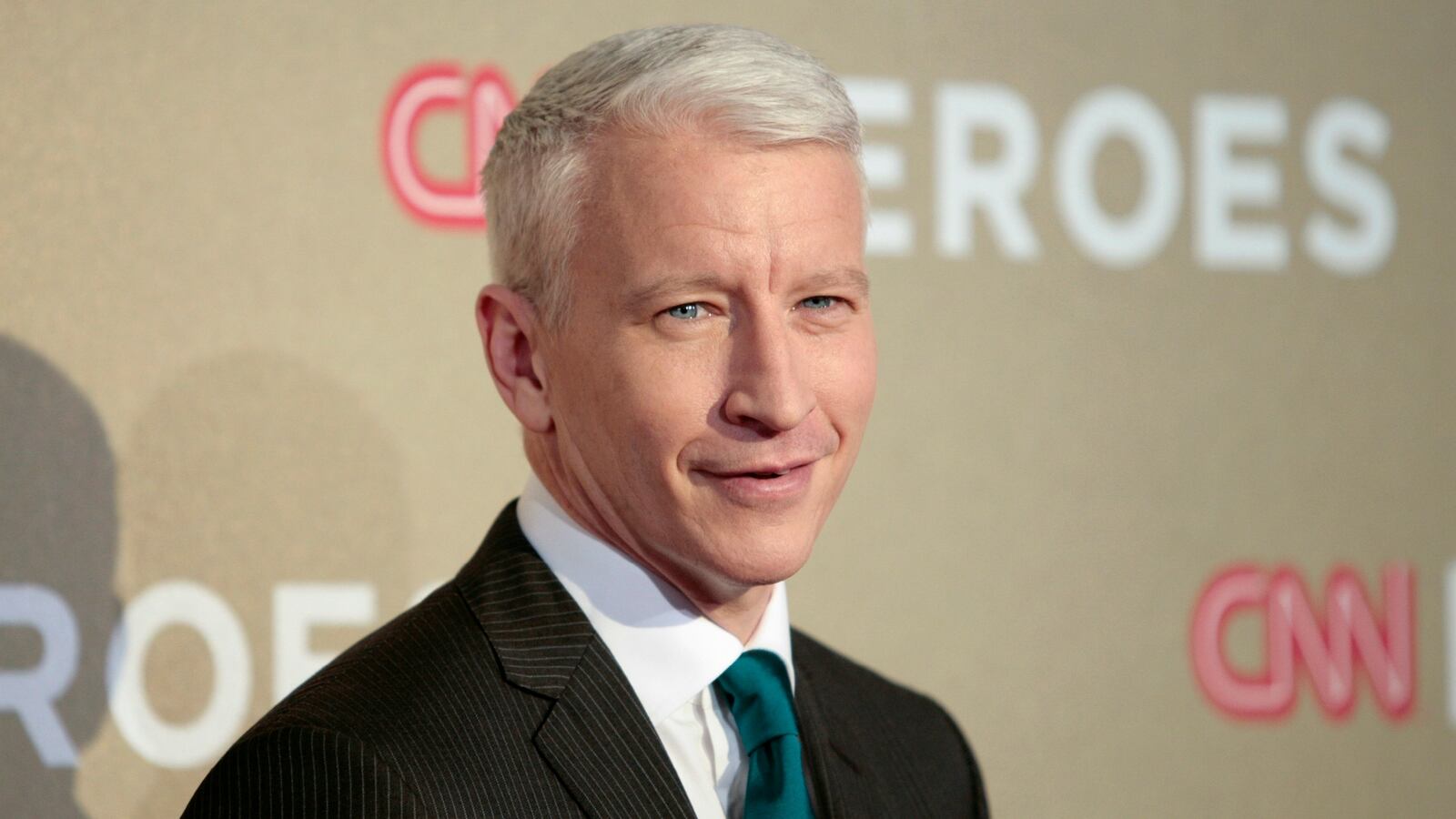 180917-anderson-cooper-conspiracy-theories-cheat_ealw13