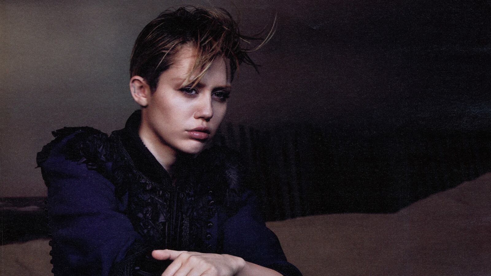 articles/2014/01/08/miley-cyrus-for-marc-jacobs/140108-miley-cyrus-marc-jacobs-cheat_cw1por