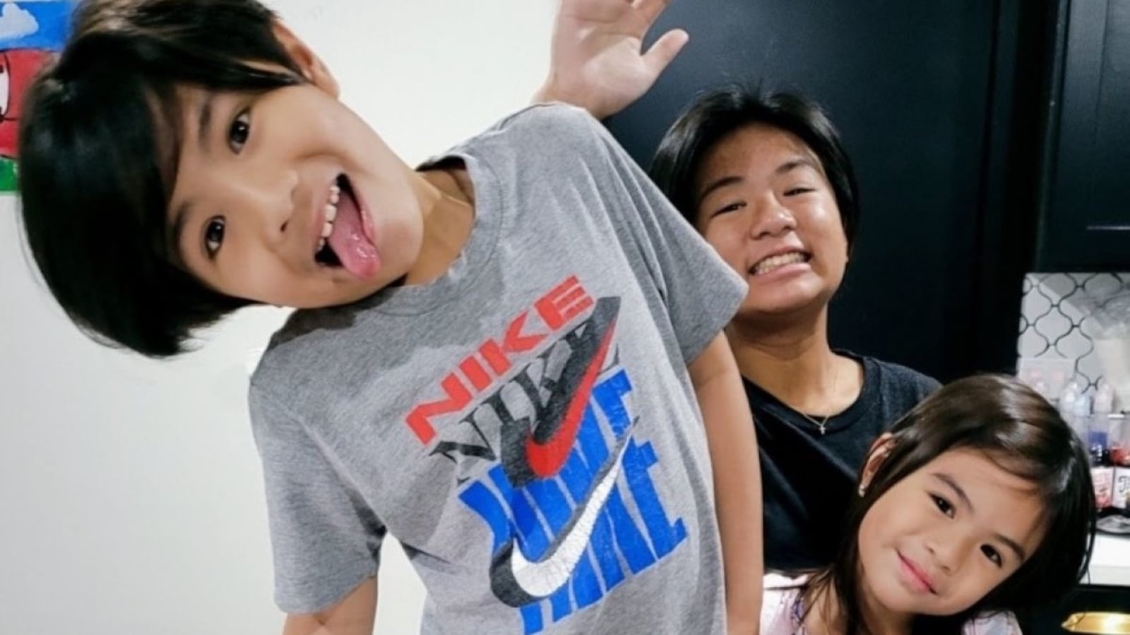 54738532_1613699078464408_r_wqrhso