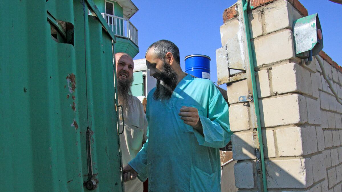 cheats/2012/08/09/islamic-sect-found-living-underground/russia-underground-islamist-sect-cheat_ivczfs