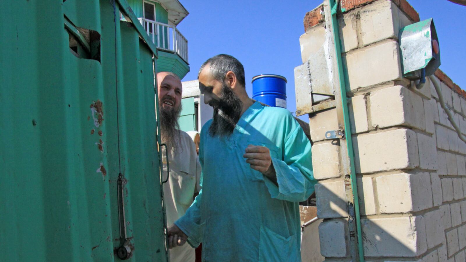 cheats/2012/08/09/islamic-sect-found-living-underground/russia-underground-islamist-sect-cheat_ivczfs