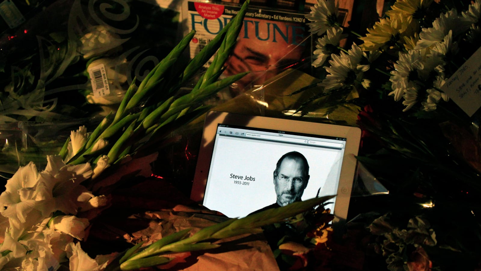 cheats/2011/10/06/apple-fans-mob-headquarters/steve-jobs-headquarters-apple-memorial-cs_irjuny