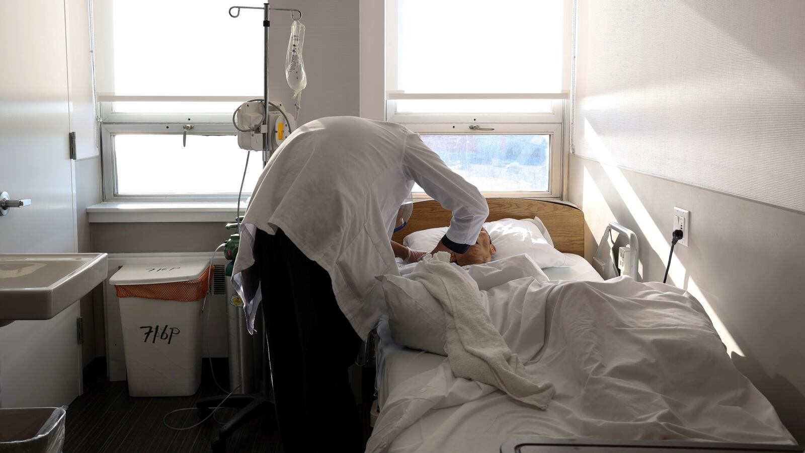 2021-01-06T224201Z_421126841_RC2M2L9RHCG9_RTRMADP_3_HEALTH-CORONAVIRUS-VACCINES_ber3fs