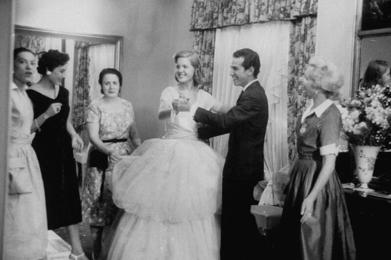 galleries/2014/10/21/oscar-de-la-renta-dead-at-82-his-life-in-photos/141020-oscar-20_a8godi