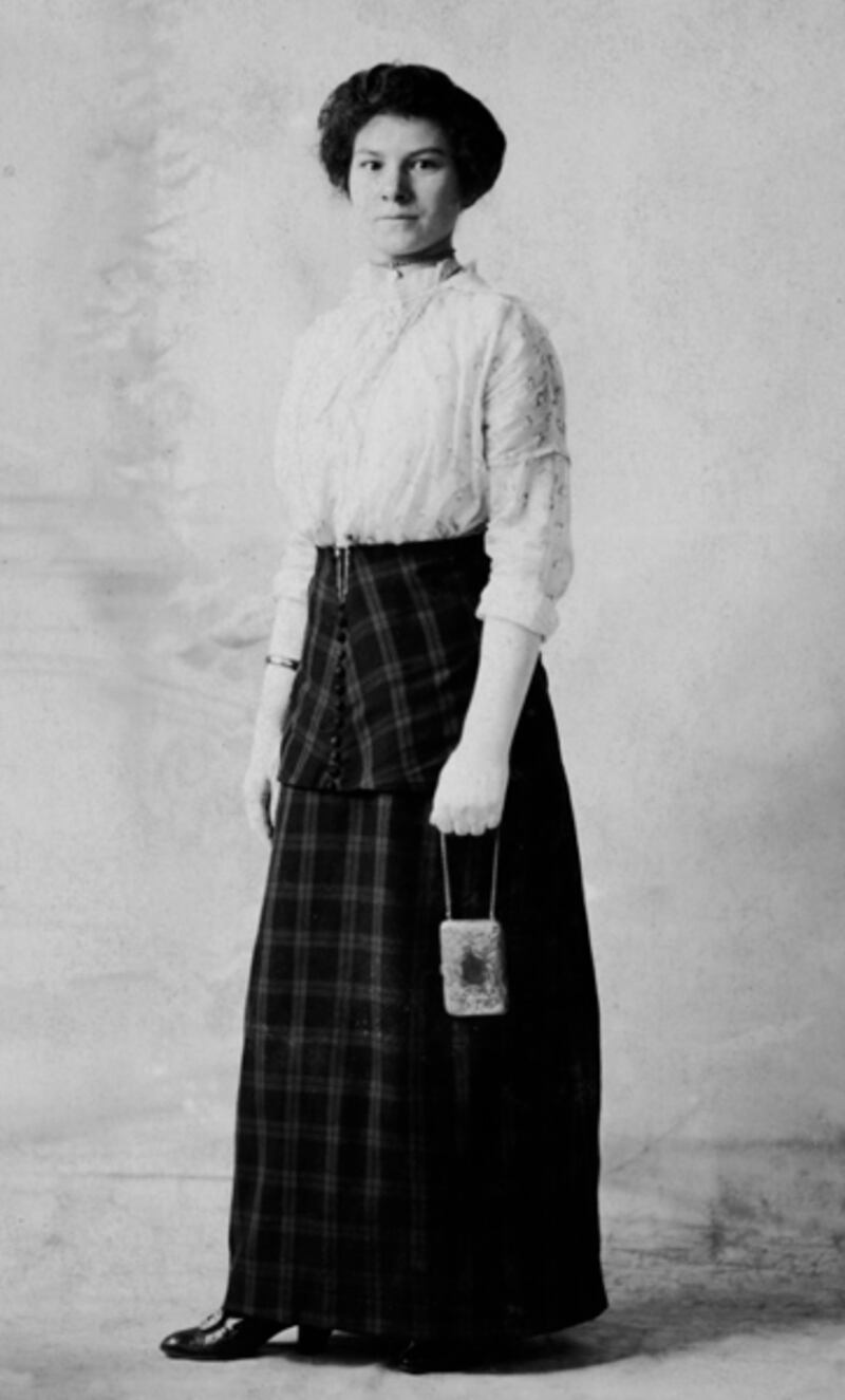 galleries/2011/10/07/evolution-of-the-handbag-photos/handbag-trends-2-archive_xljhkk