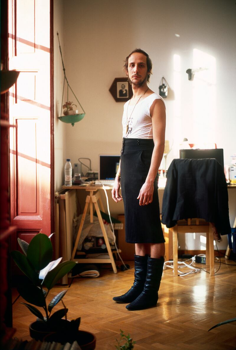 galleries/2013/07/09/men-wearing-their-girlfriends-clothes-jon-uriarte-s-photos/9_Marcos_Lucía_ixzsol