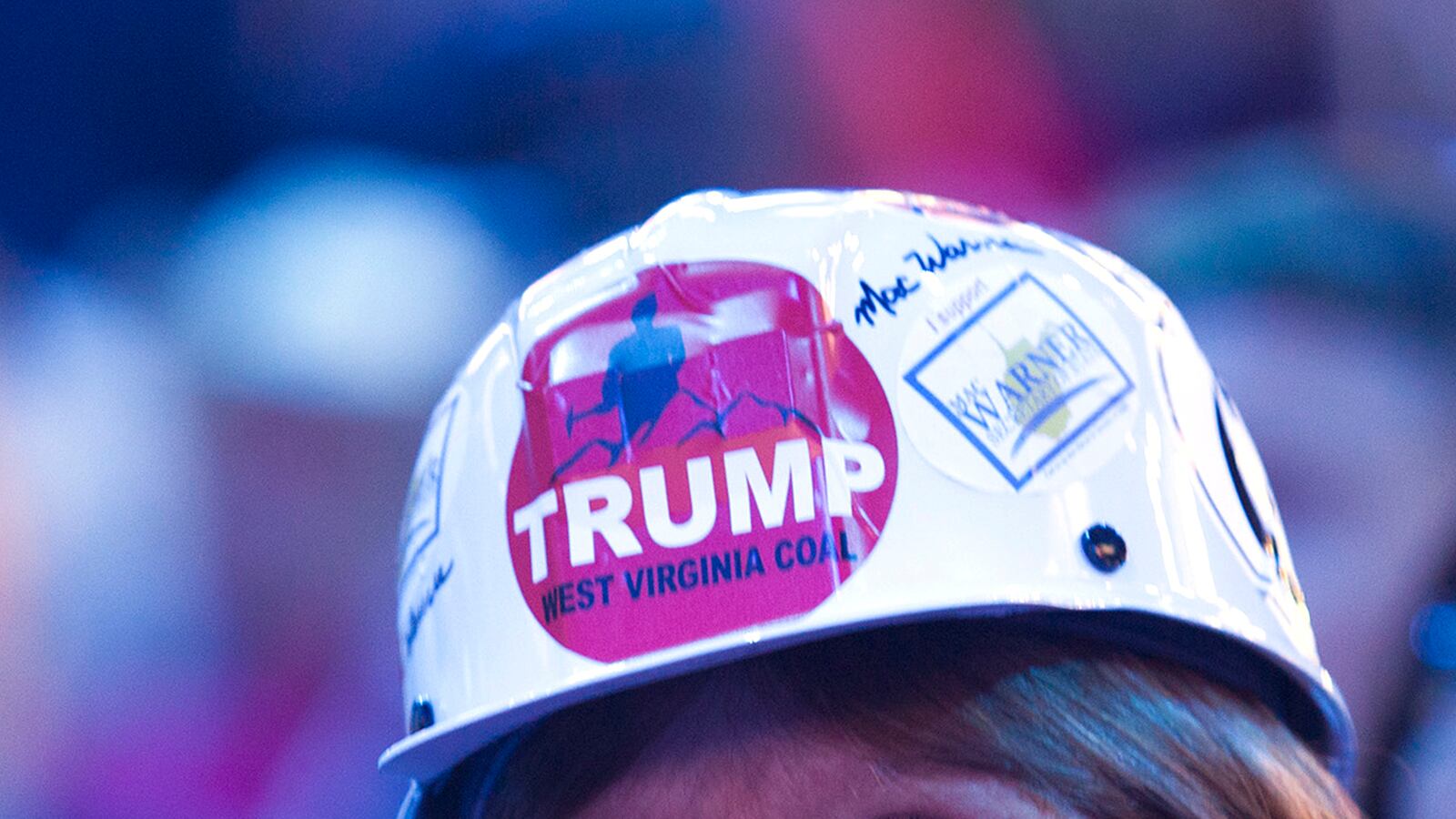 articles/2017/01/26/donald-trump-woos-organized-labor-and-hardhats-are-swooning/170126-tomasky-trump-labor-tease_hsfrfr