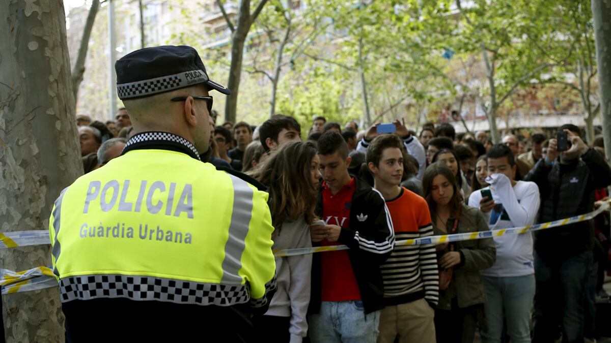 cheats/2015/04/20/kid-kills-teacher-with-a-crossbow/150420-barcelona-teacher-cheat_h5w1vy