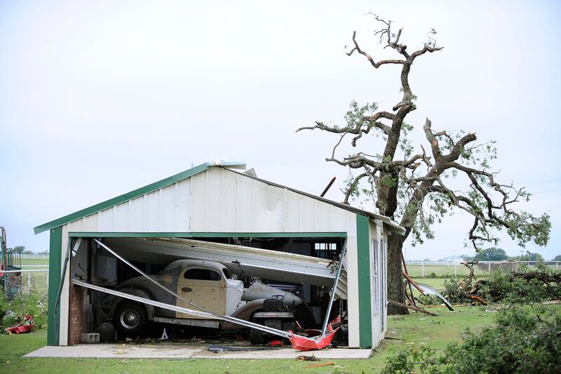 galleries/2013/05/16/swarm-of-deadly-tornadoes-rips-through-texas-photos/texas-tornado-10_f9ybx1