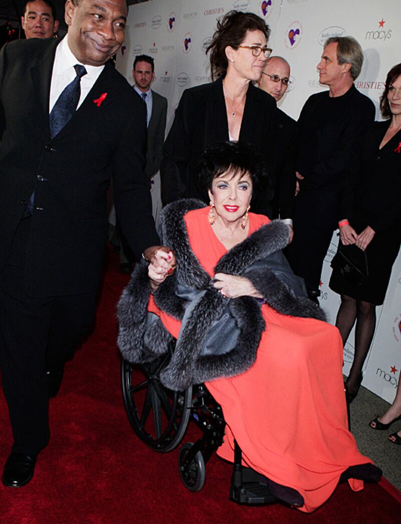 galleries/2010/11/30/stars-who-fight-aids/aids-celetaylor_tj7qeh