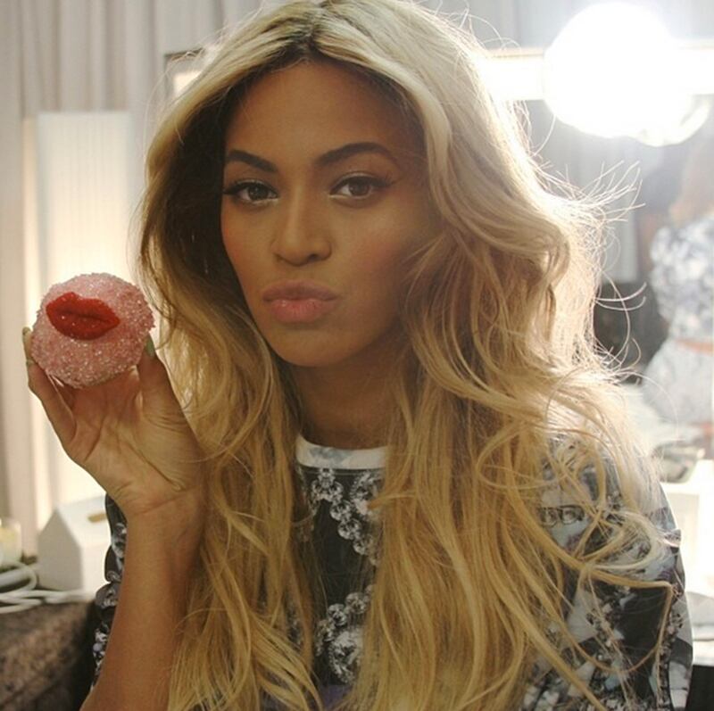 galleries/2014/03/30/beyonce-january-jones-and-the-best-celebrity-selfies-of-the-week/140328-selfies-beyonce_pvj1h5