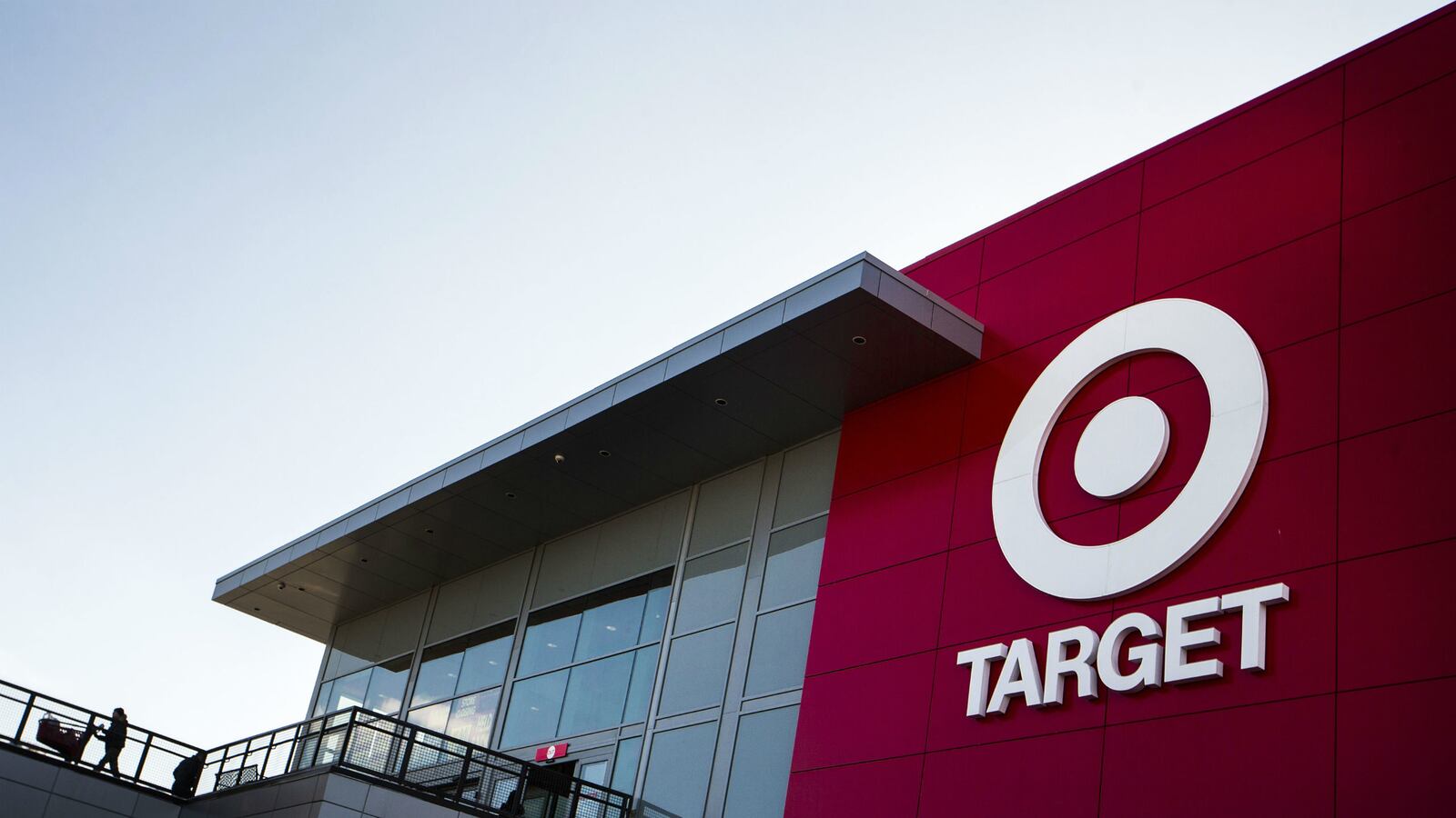 cheats/2016/04/19/target-to-increase-minimum-wage-to-10/160419-target-minimum-wage-raise-cheat_ks8v7b