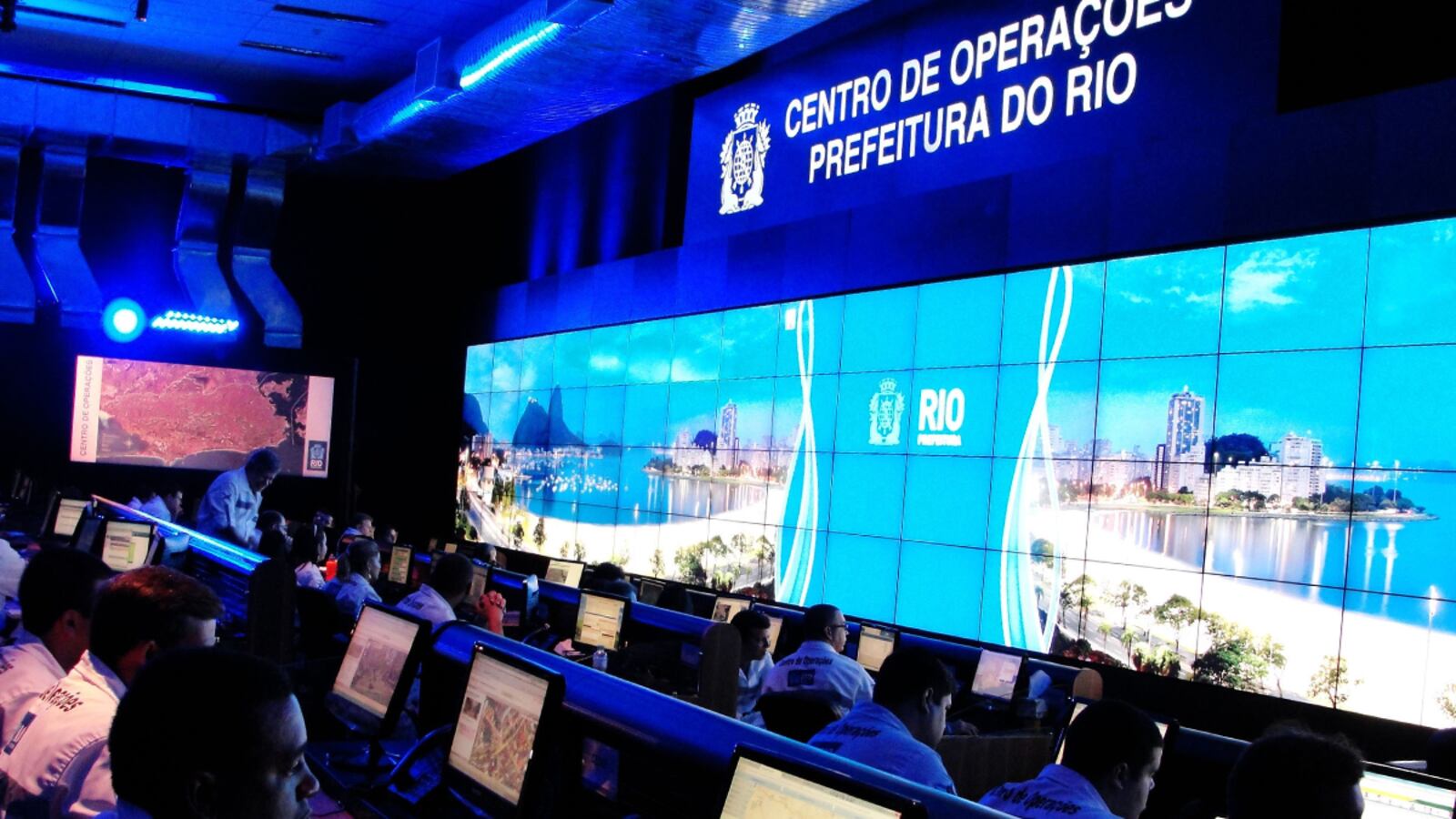 articles/2011/10/15/rio-de-janeiro-s-control-room-monitors-the-city-like-big-brother/operations-center-rio-de-janeiro-ruvolo-tease_ylx5ra